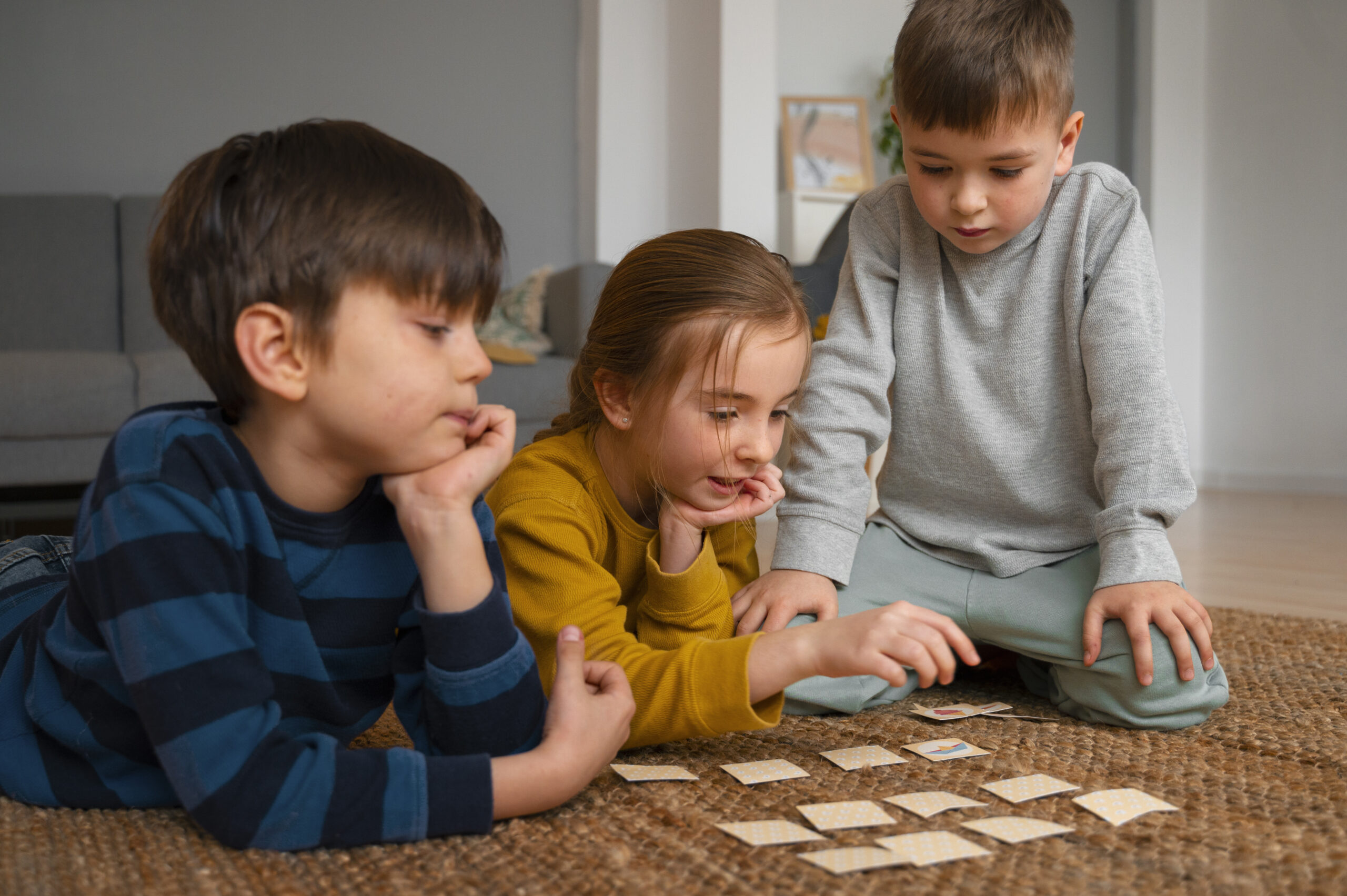 Enfants jouants à un jeu de mémoire